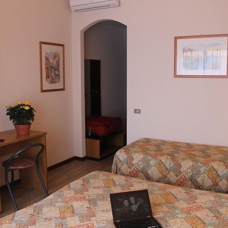 Aries Hotel Lesa Værelse billede