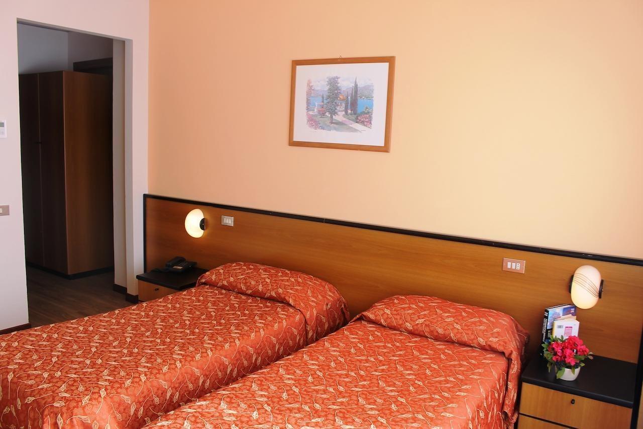 Aries Hotel Lesa Eksteriør billede