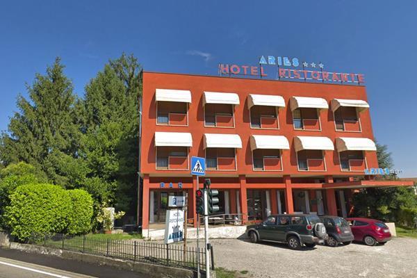 Aries Hotel Lesa Eksteriør billede