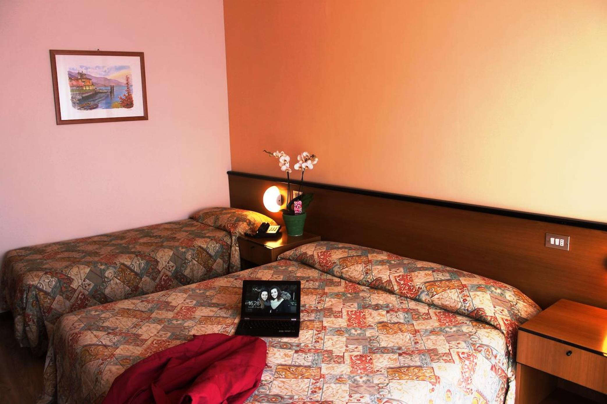 Aries Hotel Lesa Eksteriør billede