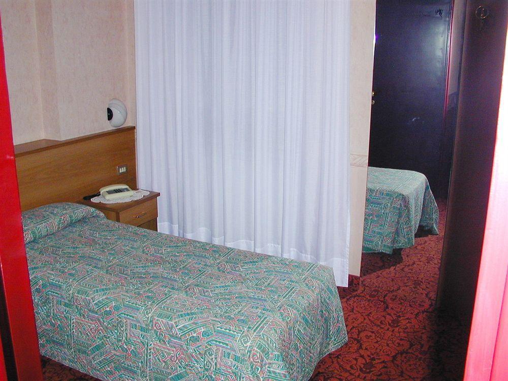 Aries Hotel Lesa Eksteriør billede