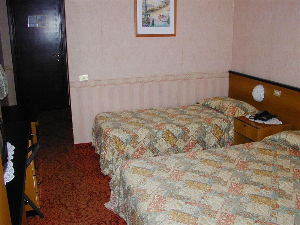 Aries Hotel Lesa Eksteriør billede