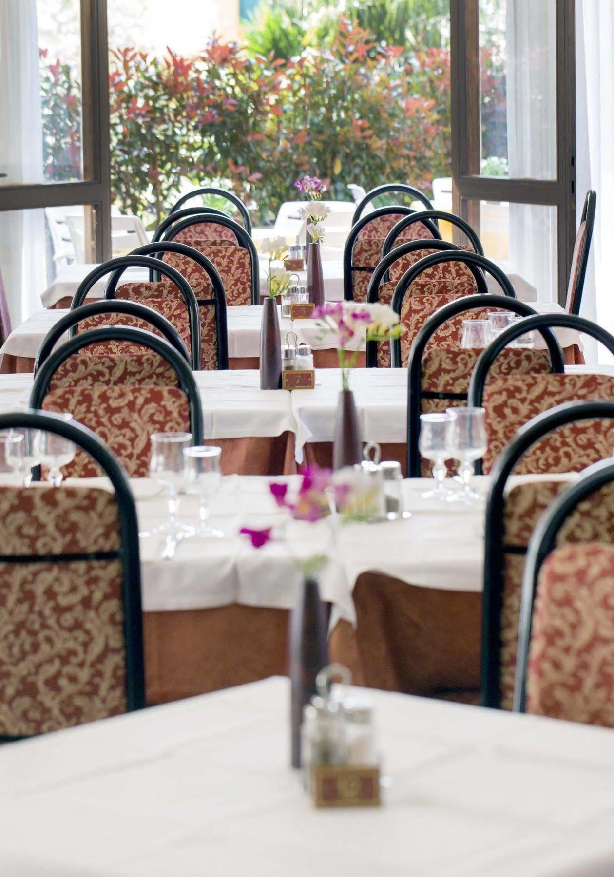 Aries Hotel Lesa Eksteriør billede