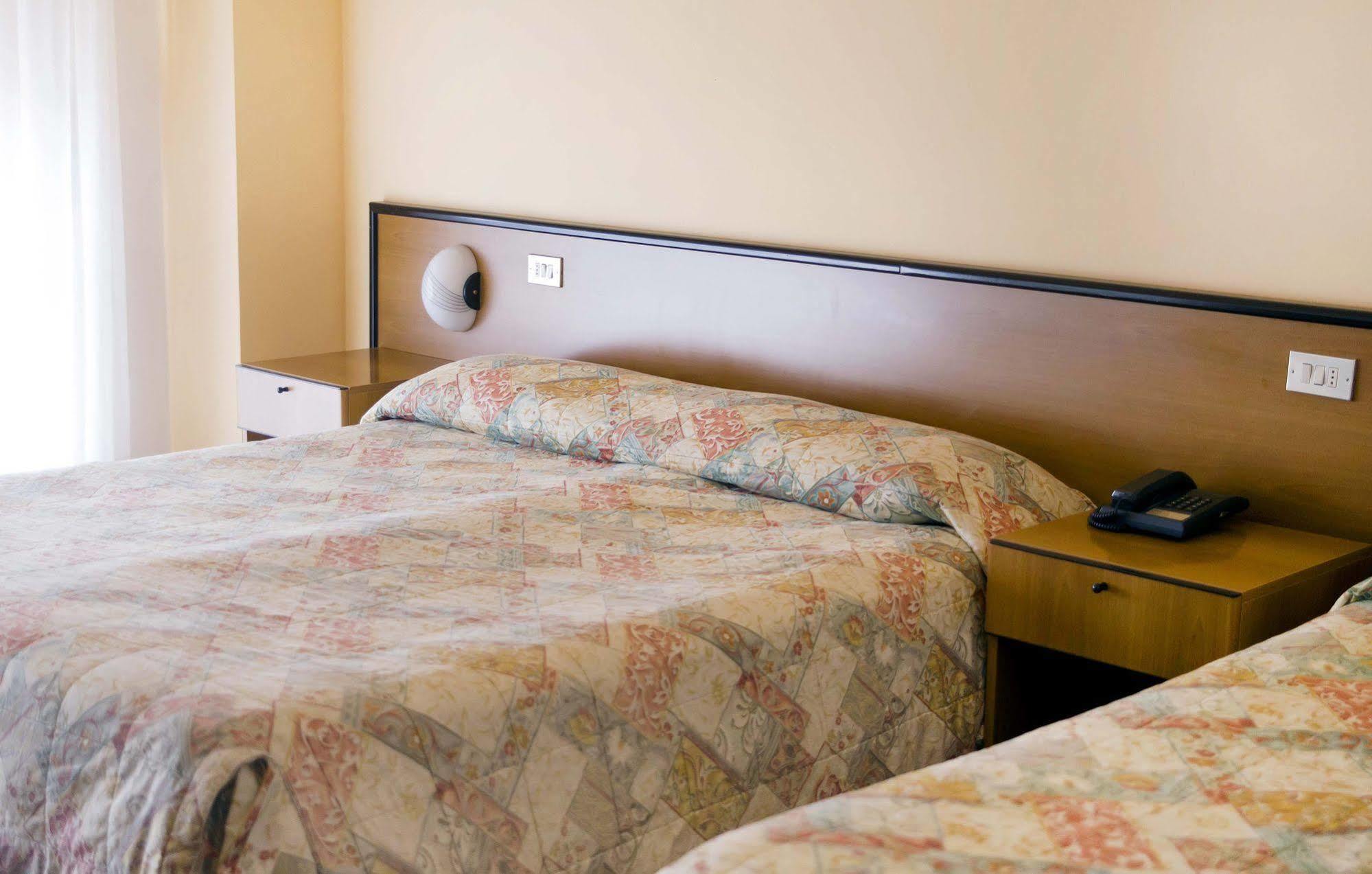 Aries Hotel Lesa Eksteriør billede