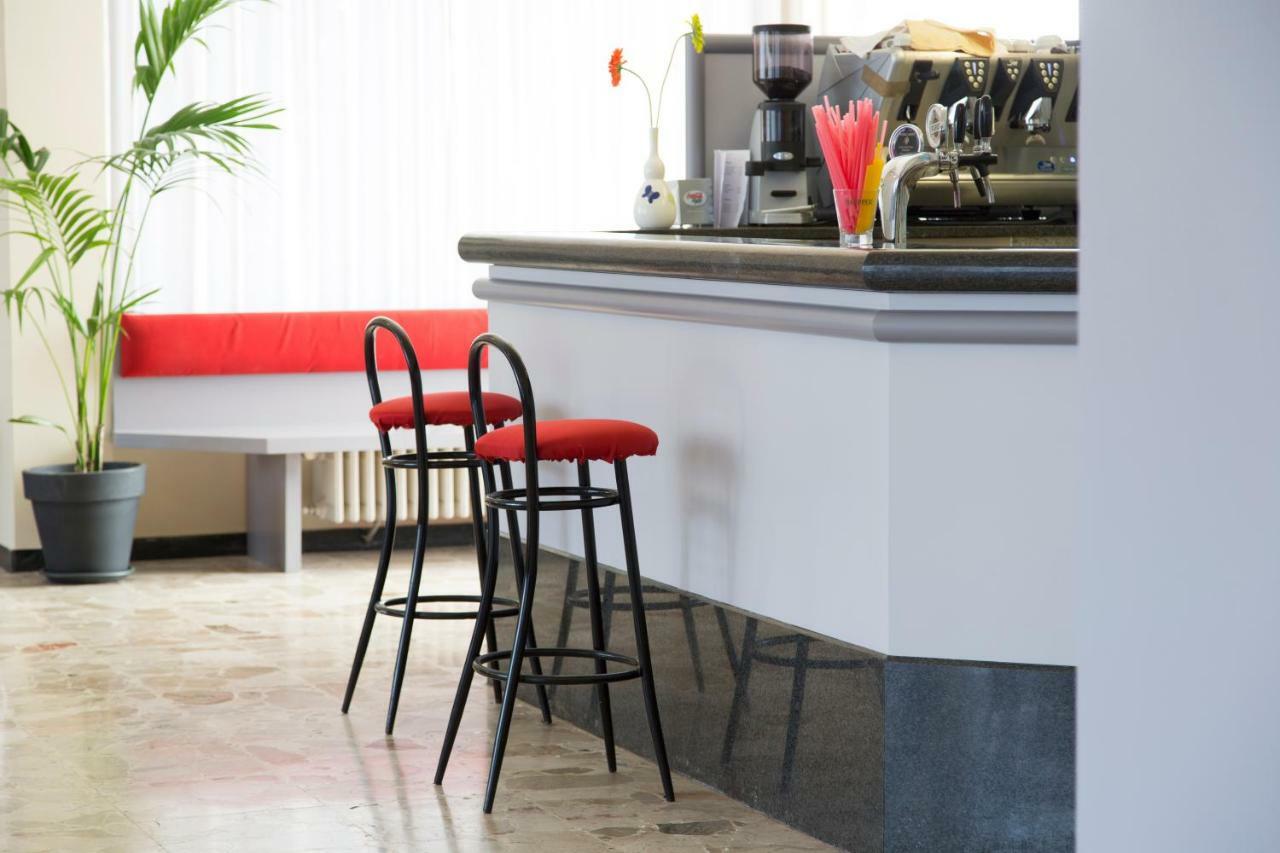 Aries Hotel Lesa Eksteriør billede
