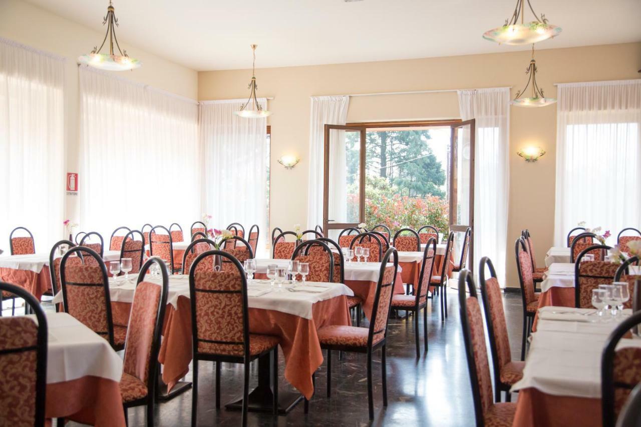 Aries Hotel Lesa Eksteriør billede