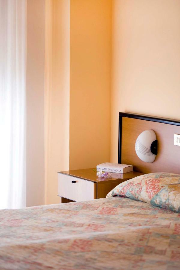 Aries Hotel Lesa Eksteriør billede