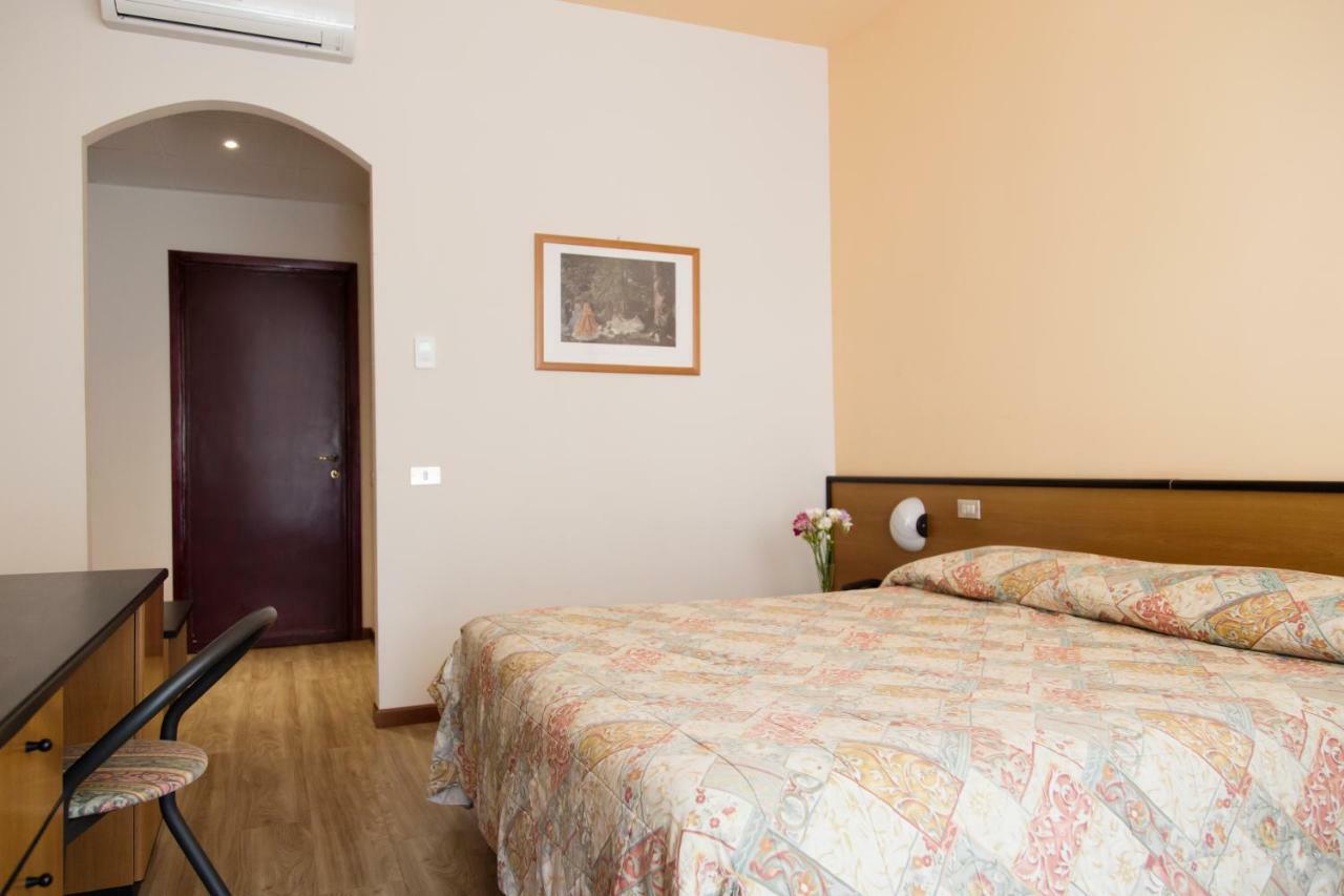 Aries Hotel Lesa Eksteriør billede