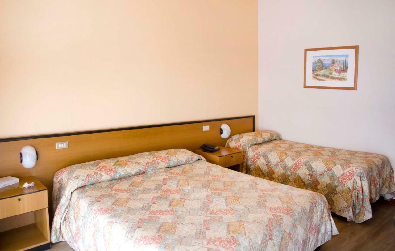 Aries Hotel Lesa Eksteriør billede