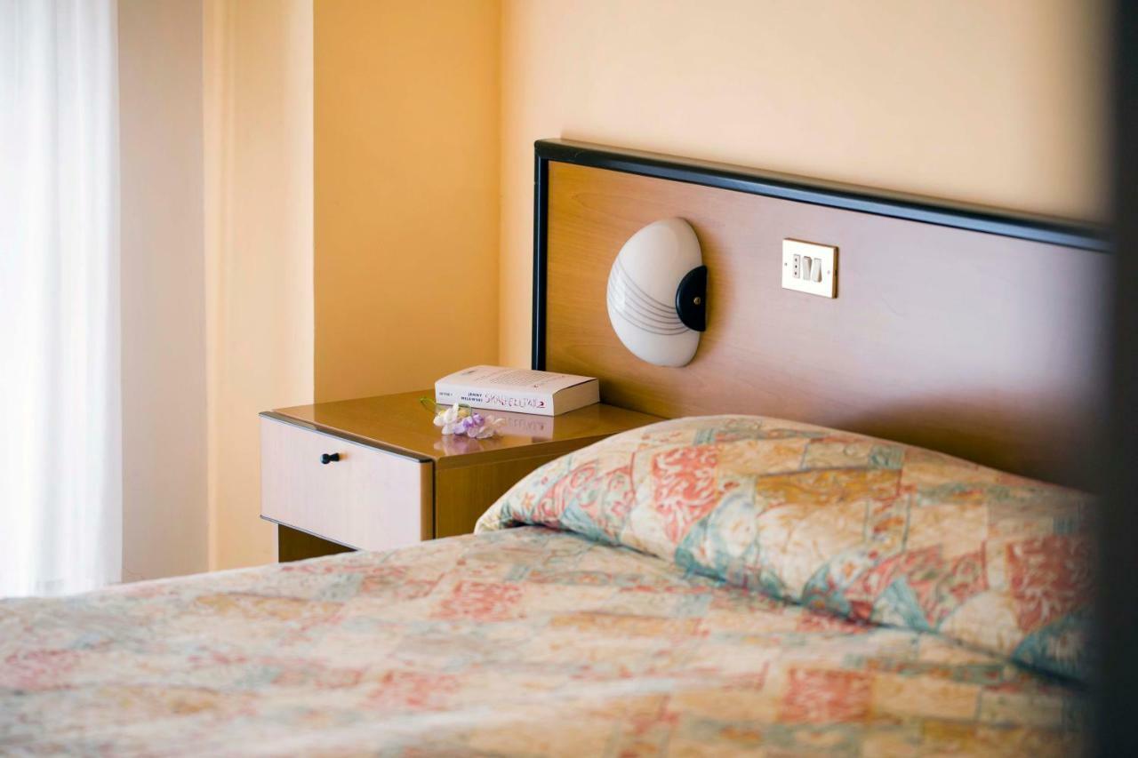 Aries Hotel Lesa Eksteriør billede